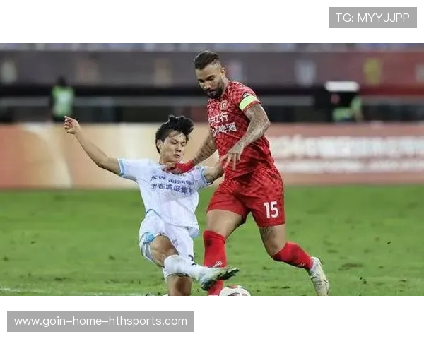 大连英博王禹中场精准直塞撕开防线，助力球队再创辉煌