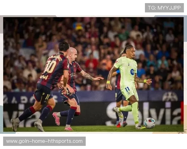 巴萨外围精准挑传，拉菲尼亚横扫打入空门