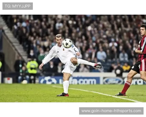 小基恩禁区灵巧摆脱射门得分，重新定义前锋进攻艺术