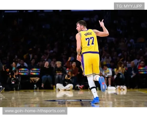 东契奇连续单挑制造空间——看球场魔术师如何用单挑统治比赛